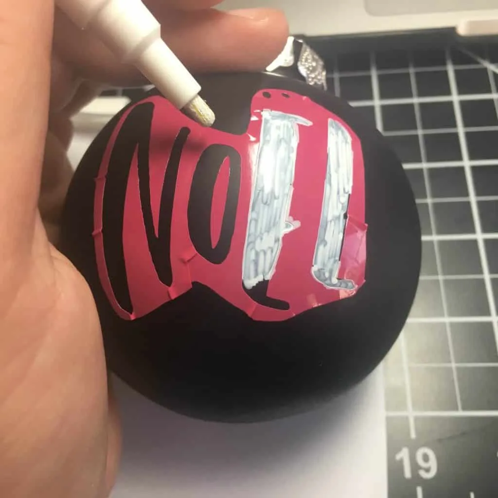 DIY Christmas Chalkboard Ornaments with Silhouette Cameo or Cricut Explore and VersaChalk Markers - by cuttingforbusiness.com.