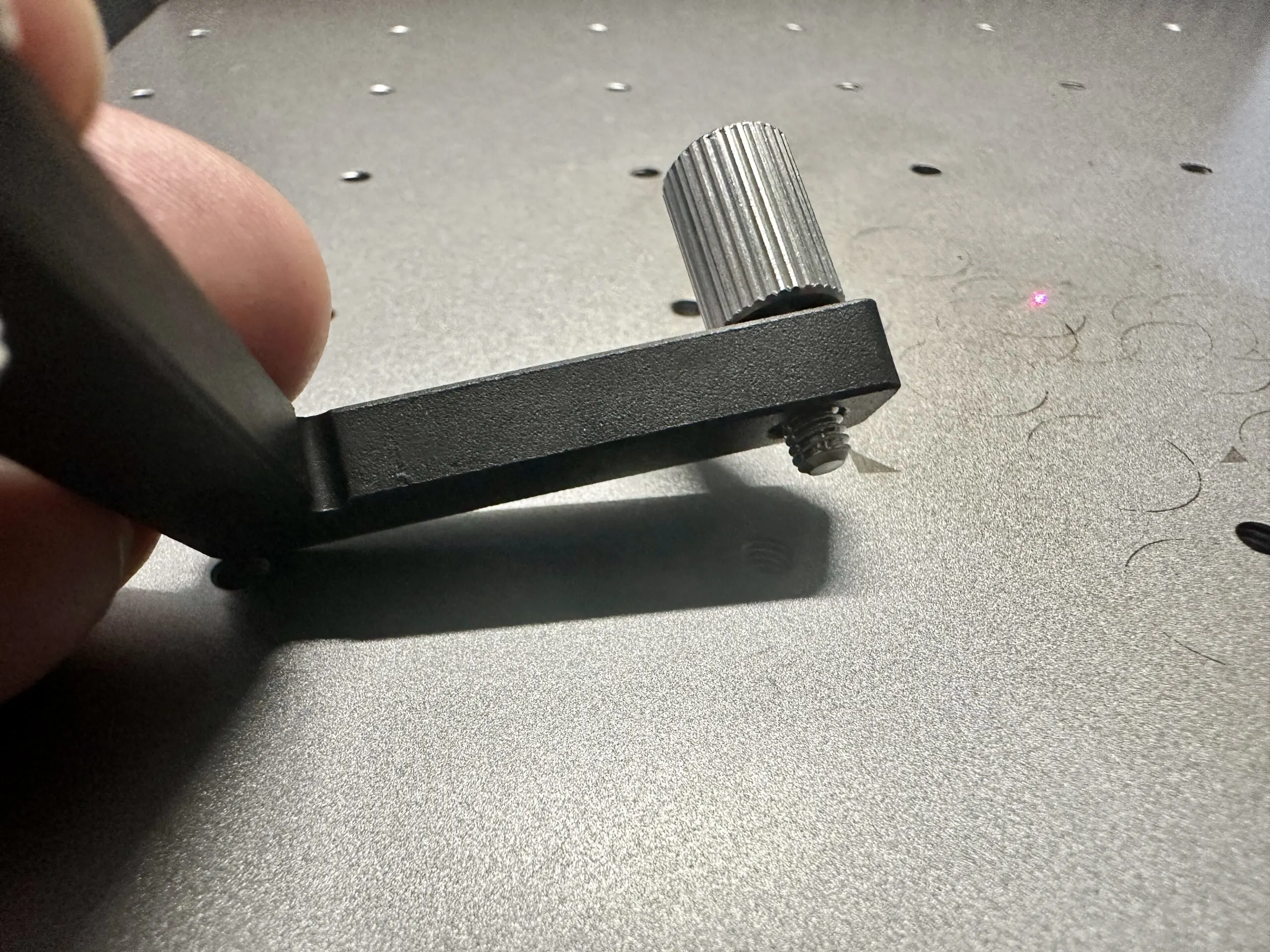 Screws on the L-shaped positioning piece - cuttingforbusiness.com